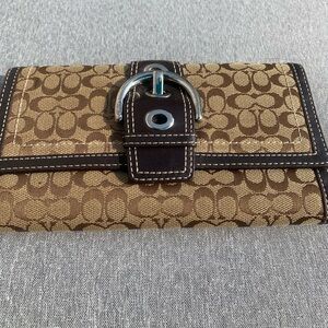 Coach CC Monogram Brown Leather
Buckle Long Wallet tri fold ! Vintage!